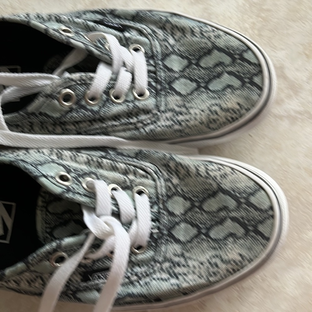 Vans - Picture 2 of 8